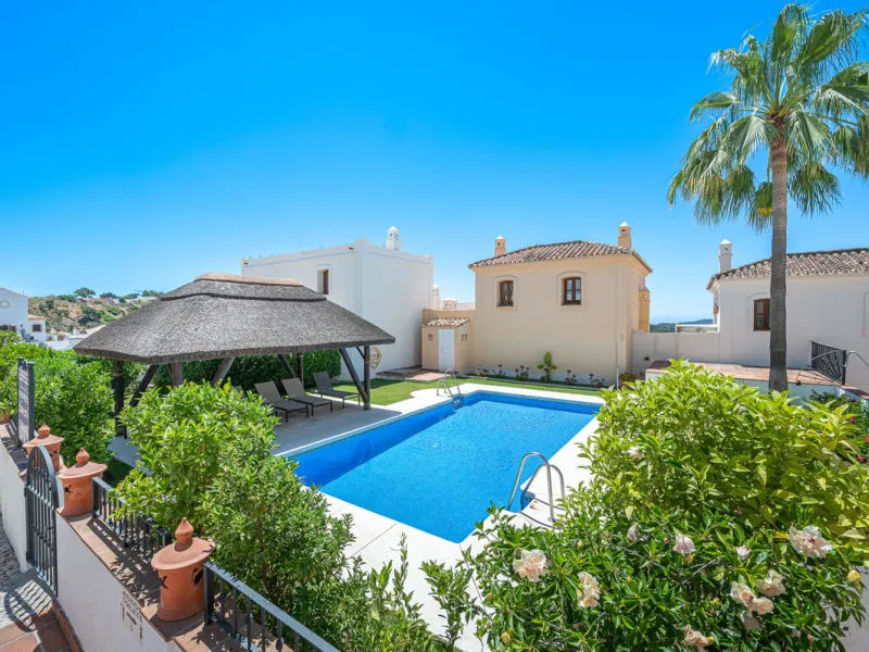 House - Townhouse в продаже в Benahavís, Málaga. В доме 4 спален и 4 ванных комнат. Площадь дома 227 м². Площадь участка 40 м²