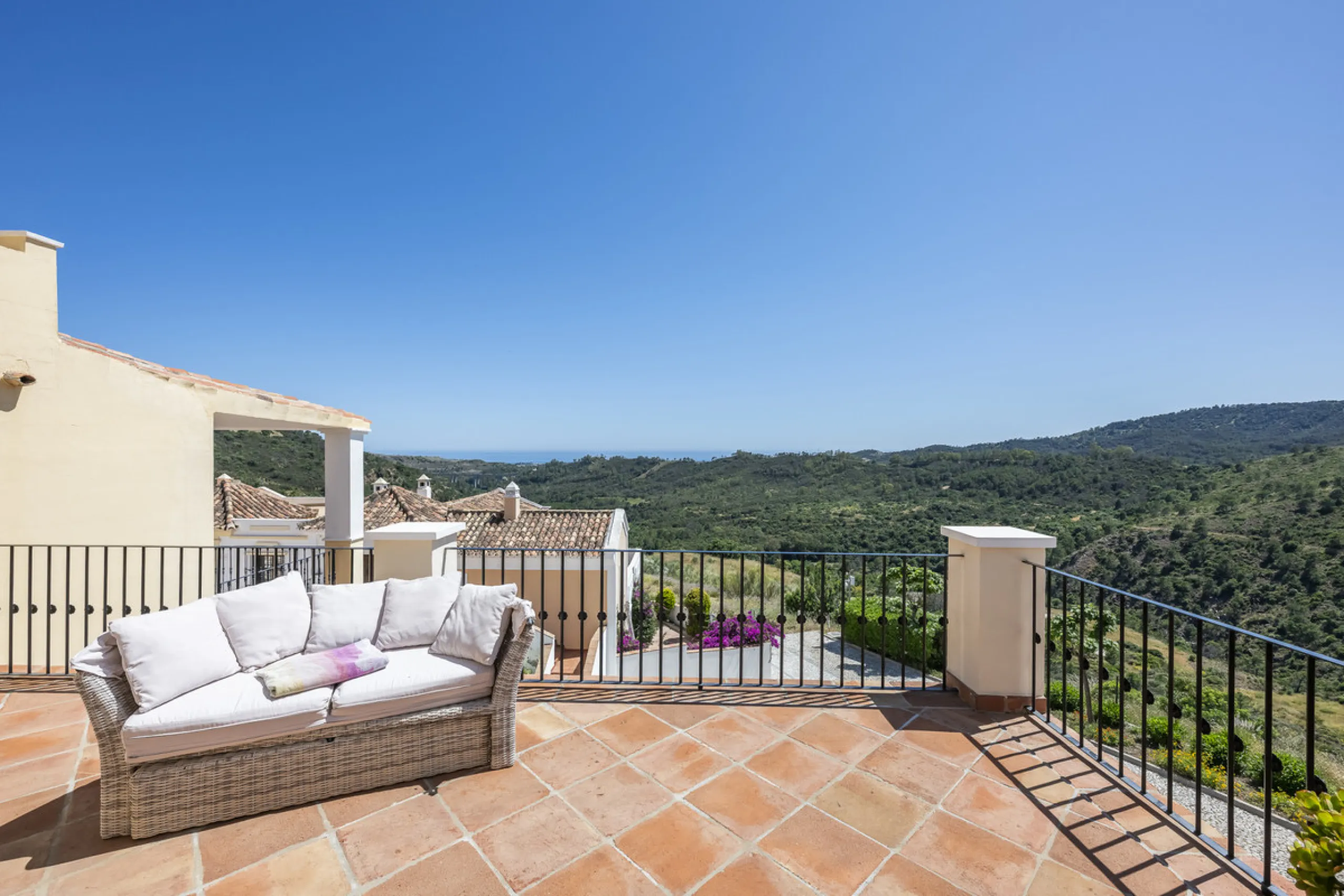 House - Townhouse в продаже в Benahavís, Málaga. В доме 4 спален и 4 ванных комнат. Площадь дома 227 м². Площадь участка 40 м²