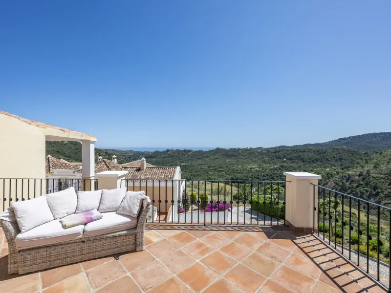 House - Townhouse в продаже в Benahavís, Málaga. В доме 4 спален и 4 ванных комнат. Площадь дома 227 м². Площадь участка 40 м²