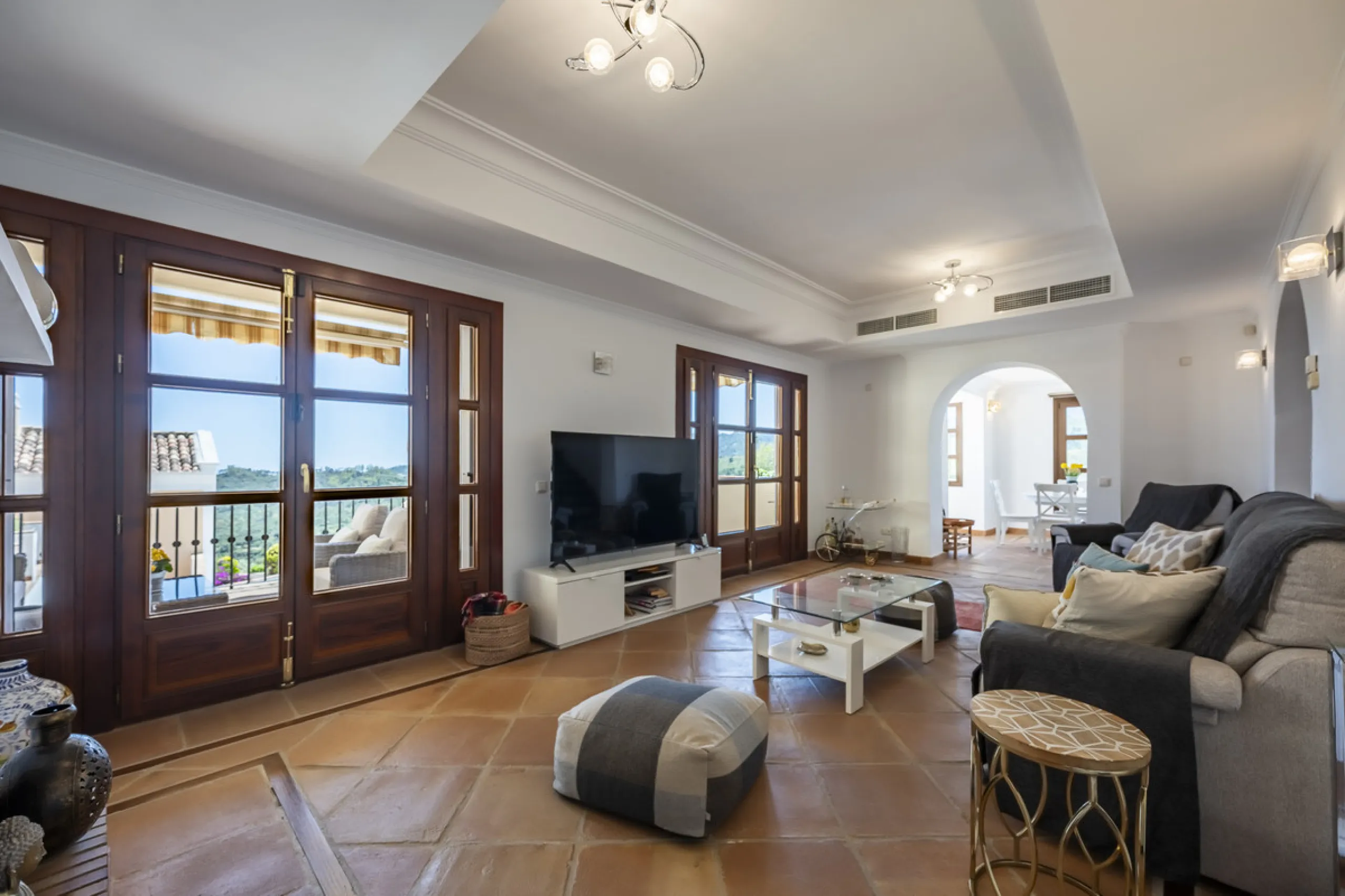 House - Townhouse в продаже в Benahavís, Málaga. В доме 4 спален и 4 ванных комнат. Площадь дома 227 м². Площадь участка 40 м²