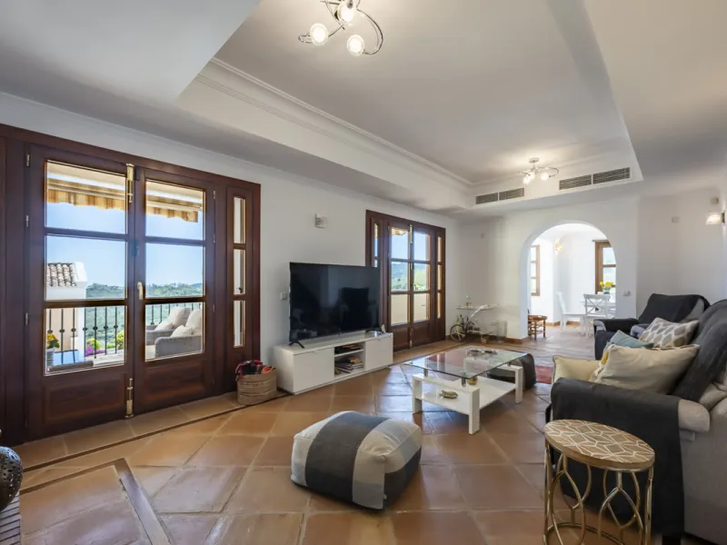 House - Townhouse в продаже в Benahavís, Málaga. В доме 4 спален и 4 ванных комнат. Площадь дома 227 м². Площадь участка 40 м²