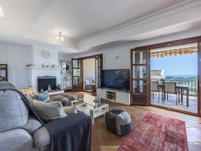House - Townhouse в продаже в Benahavís, Málaga. В доме 4 спален и 4 ванных комнат. Площадь дома 227 м². Площадь участка 40 м²