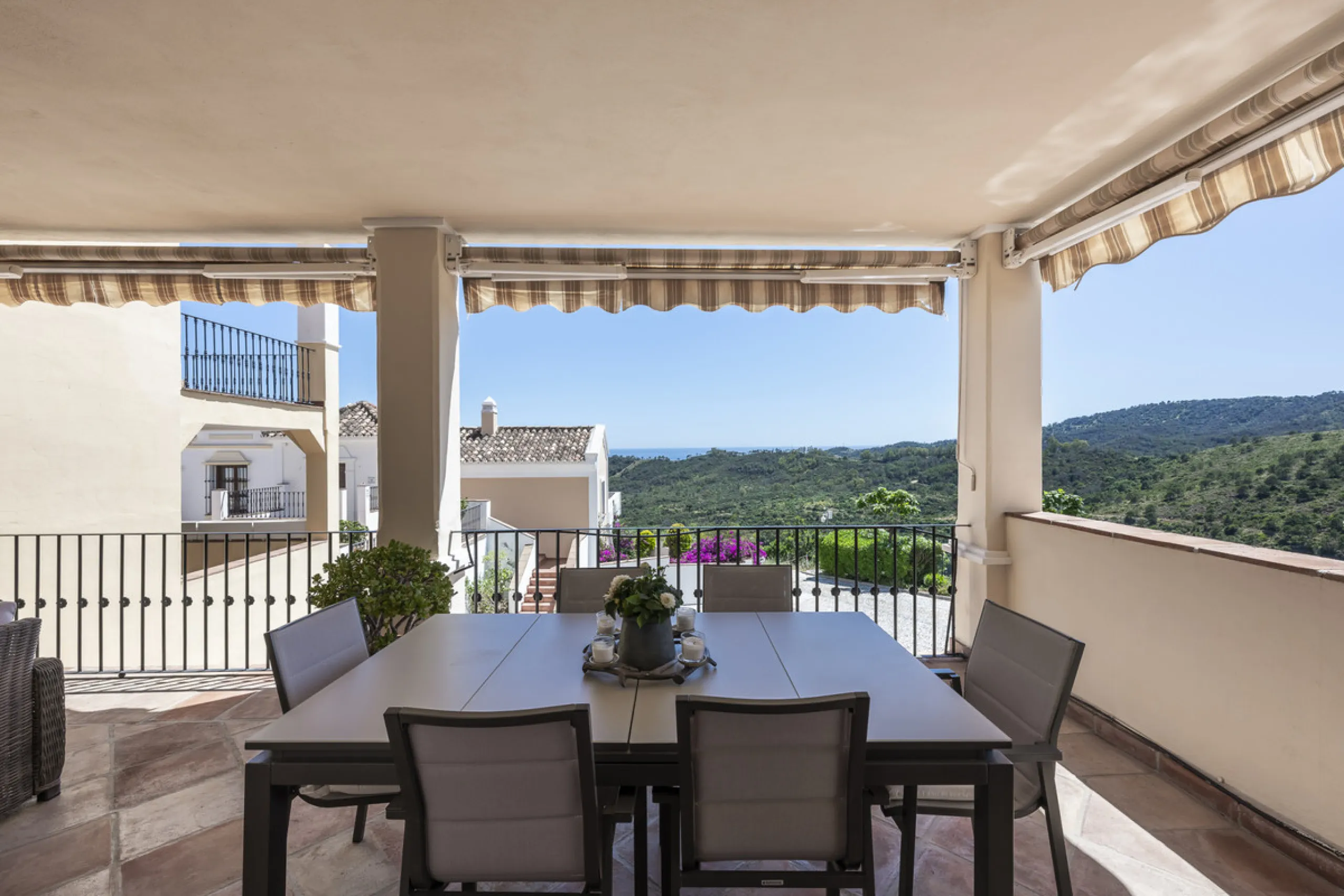 House - Townhouse в продаже в Benahavís, Málaga. В доме 4 спален и 4 ванных комнат. Площадь дома 227 м². Площадь участка 40 м²