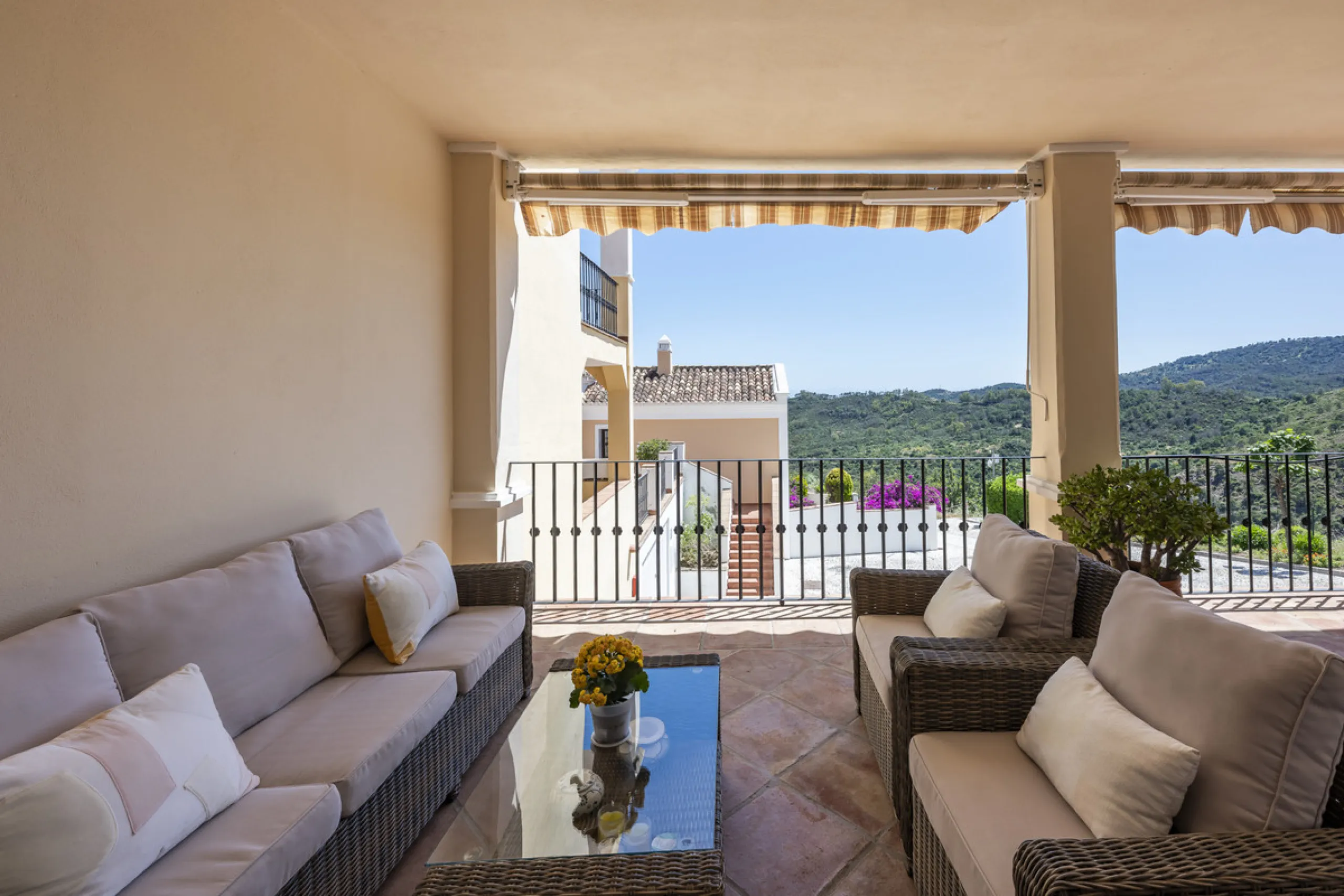 House - Townhouse в продаже в Benahavís, Málaga. В доме 4 спален и 4 ванных комнат. Площадь дома 227 м². Площадь участка 40 м²
