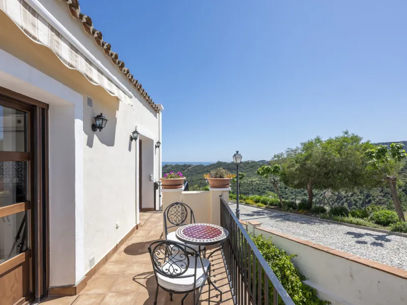 House - Townhouse в продаже в Benahavís, Málaga. В доме 4 спален и 4 ванных комнат. Площадь дома 227 м². Площадь участка 40 м²