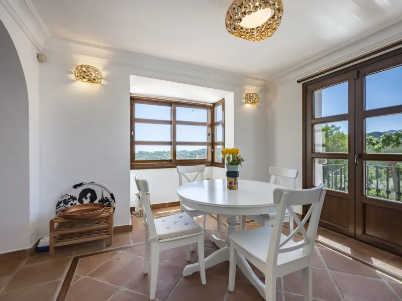 House - Townhouse в продаже в Benahavís, Málaga. В доме 4 спален и 4 ванных комнат. Площадь дома 227 м². Площадь участка 40 м²