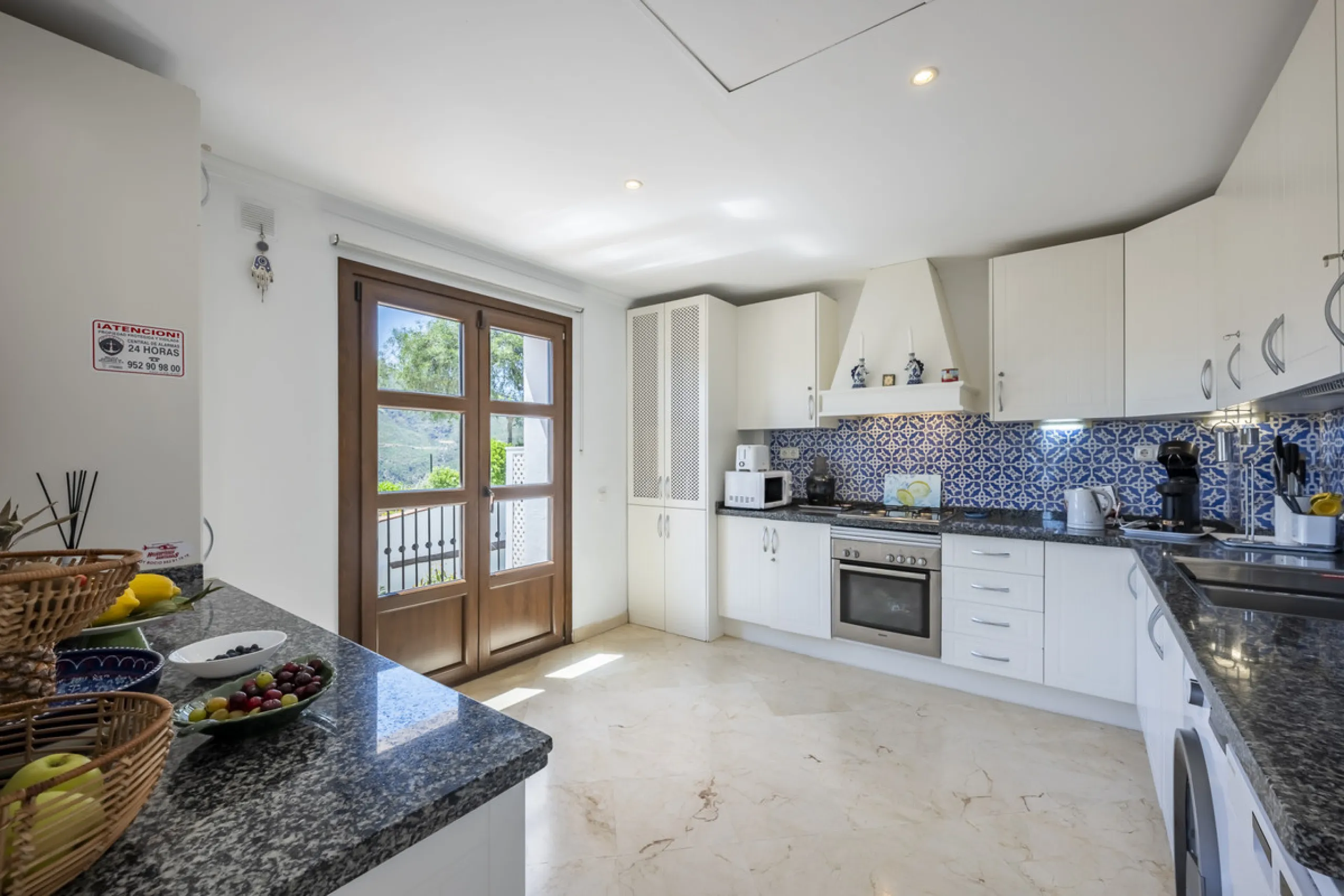 House - Townhouse в продаже в Benahavís, Málaga. В доме 4 спален и 4 ванных комнат. Площадь дома 227 м². Площадь участка 40 м²