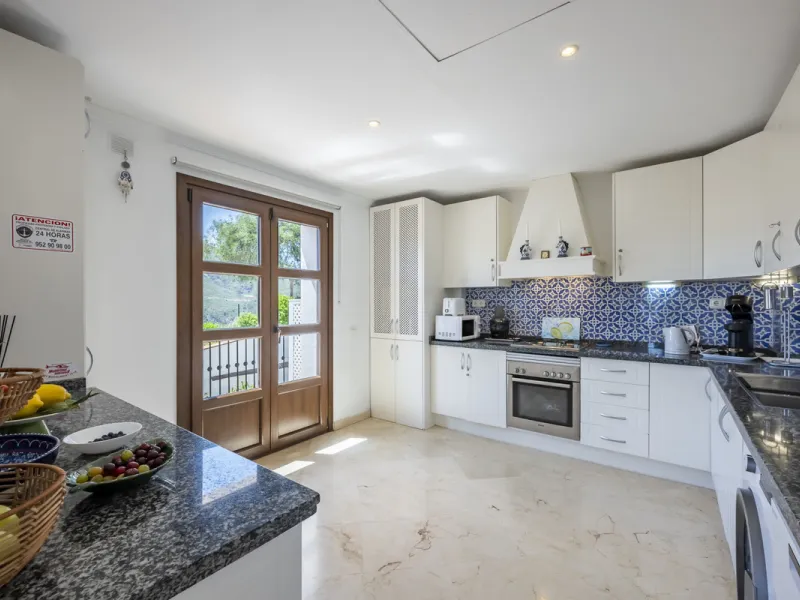House - Townhouse в продаже в Benahavís, Málaga. В доме 4 спален и 4 ванных комнат. Площадь дома 227 м². Площадь участка 40 м²