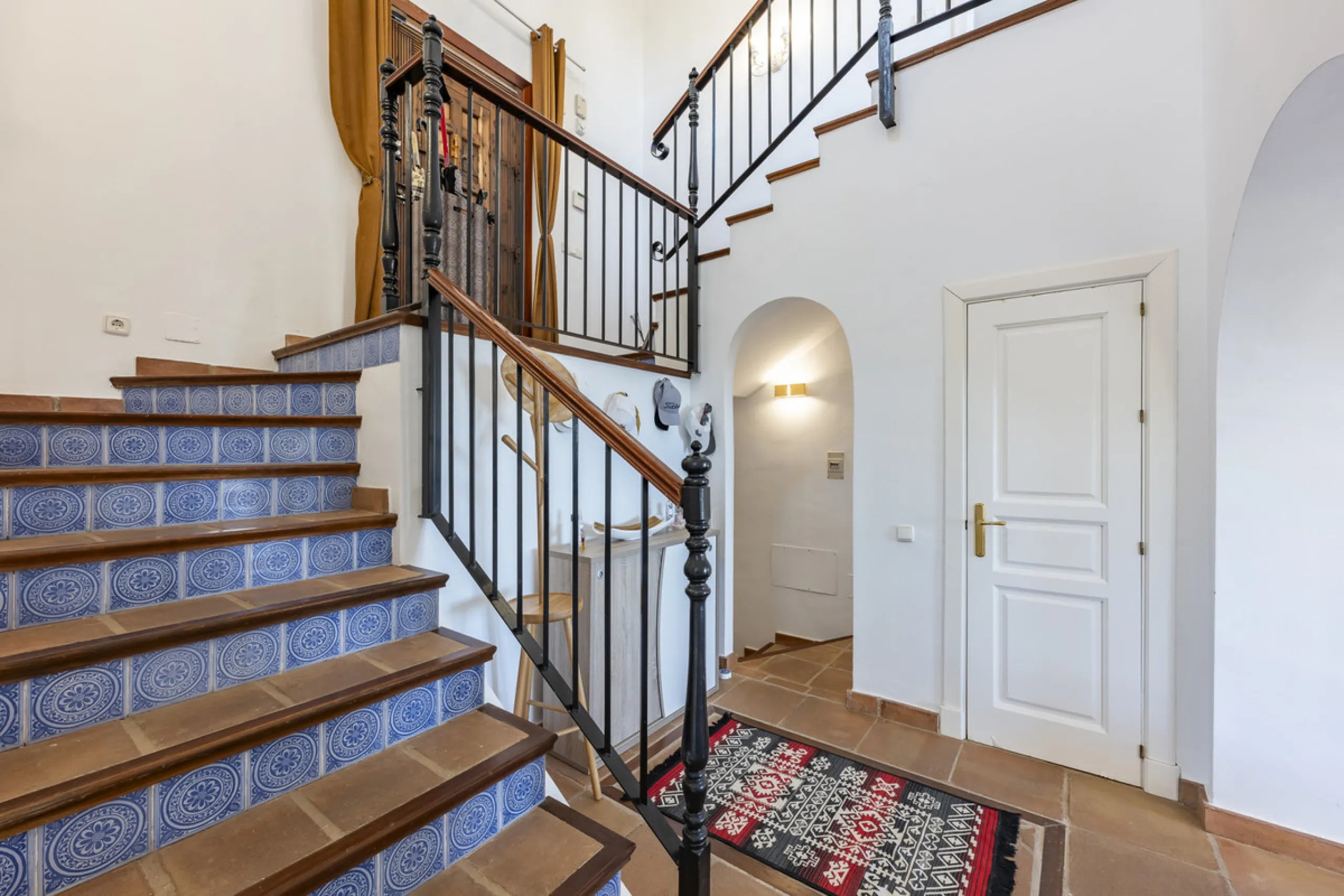 House - Townhouse в продаже в Benahavís, Málaga. В доме 4 спален и 4 ванных комнат. Площадь дома 227 м². Площадь участка 40 м²