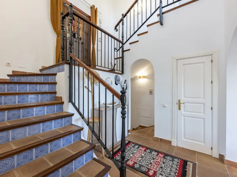 House - Townhouse в продаже в Benahavís, Málaga. В доме 4 спален и 4 ванных комнат. Площадь дома 227 м². Площадь участка 40 м²