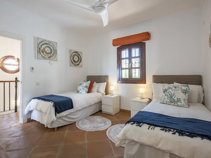 House - Townhouse в продаже в Benahavís, Málaga. В доме 4 спален и 4 ванных комнат. Площадь дома 227 м². Площадь участка 40 м²