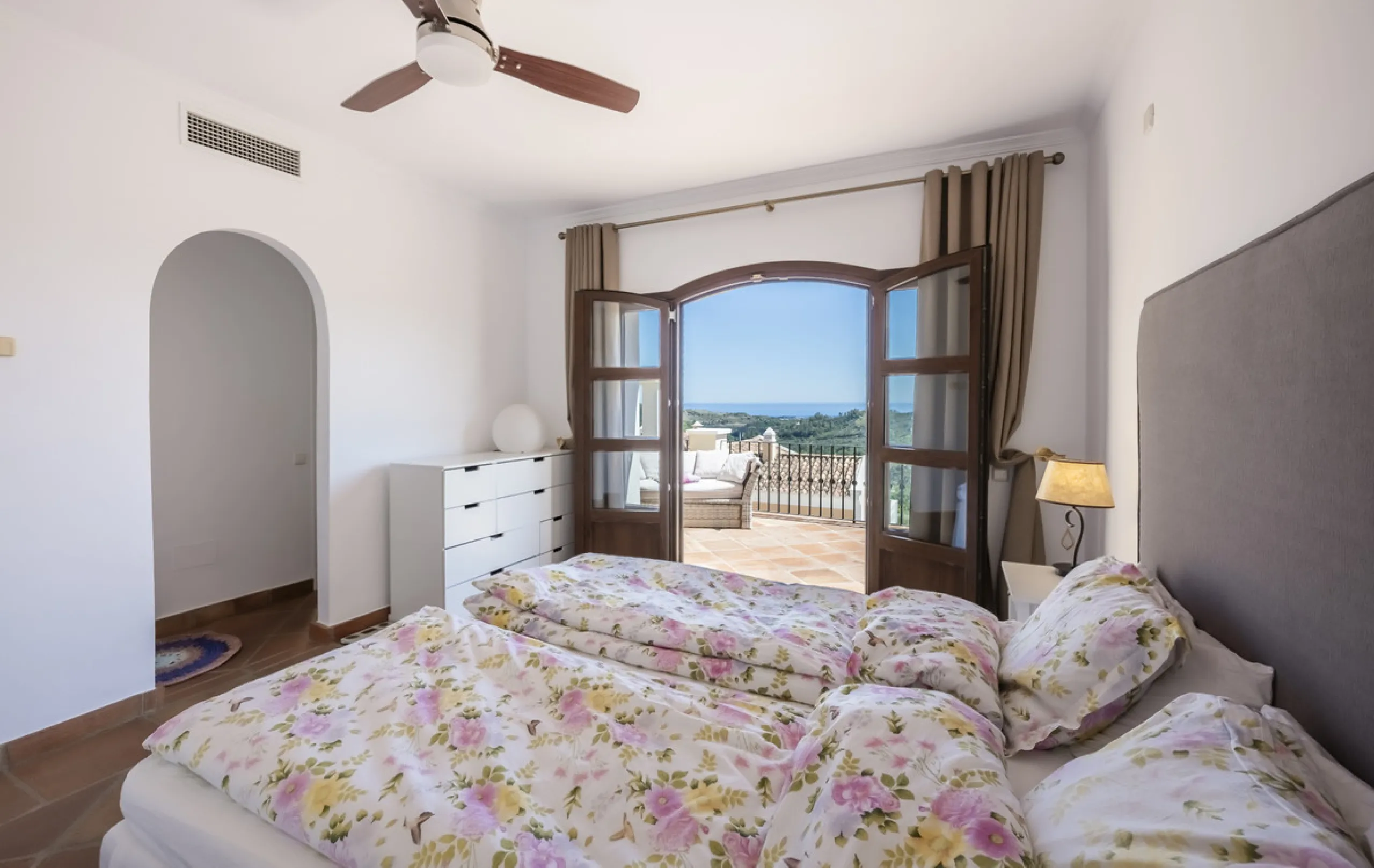 House - Townhouse в продаже в Benahavís, Málaga. В доме 4 спален и 4 ванных комнат. Площадь дома 227 м². Площадь участка 40 м²