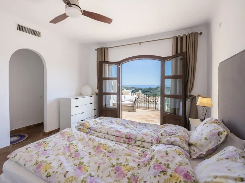 House - Townhouse в продаже в Benahavís, Málaga. В доме 4 спален и 4 ванных комнат. Площадь дома 227 м². Площадь участка 40 м²