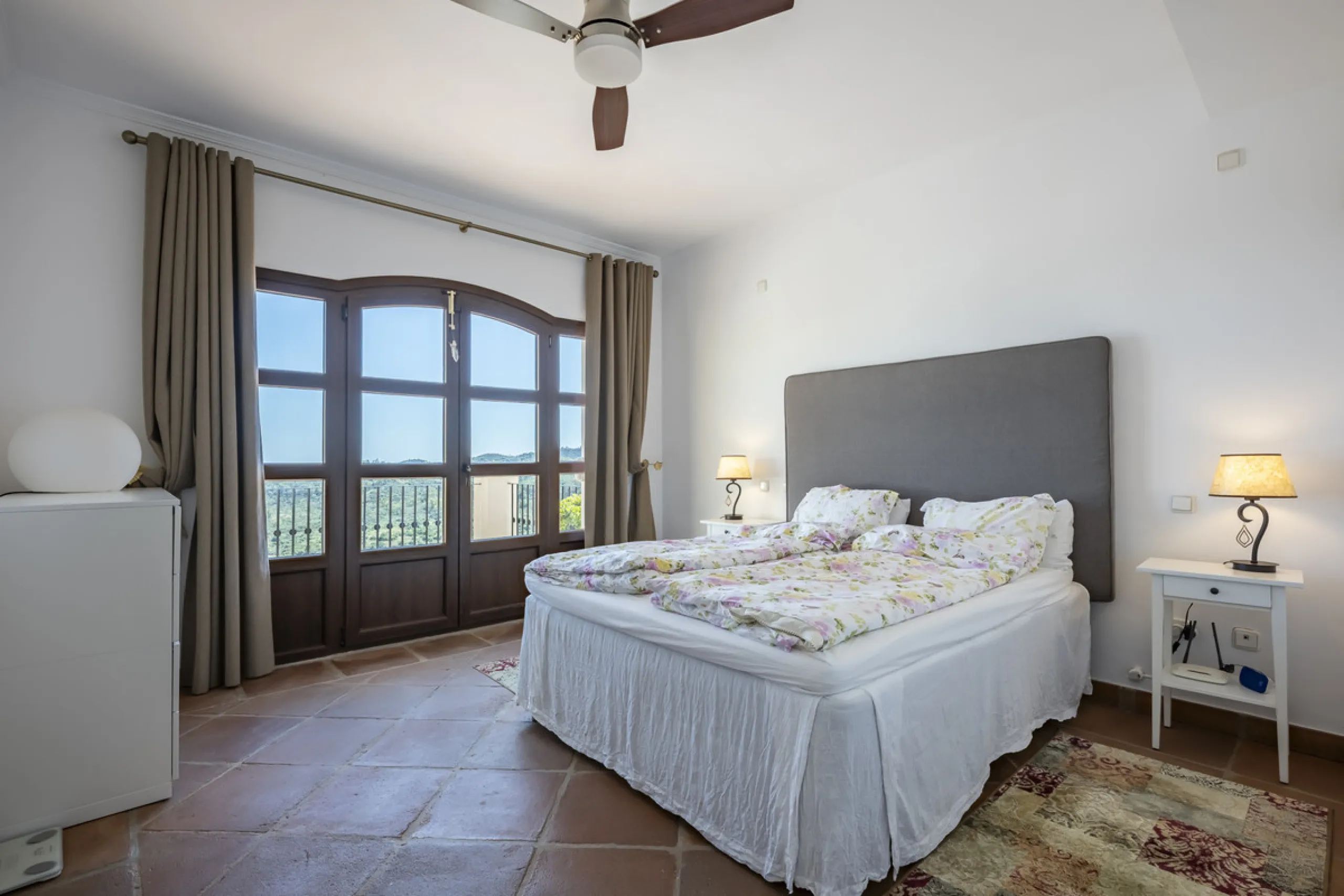 House - Townhouse в продаже в Benahavís, Málaga. В доме 4 спален и 4 ванных комнат. Площадь дома 227 м². Площадь участка 40 м²