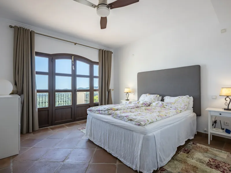 House - Townhouse в продаже в Benahavís, Málaga. В доме 4 спален и 4 ванных комнат. Площадь дома 227 м². Площадь участка 40 м²
