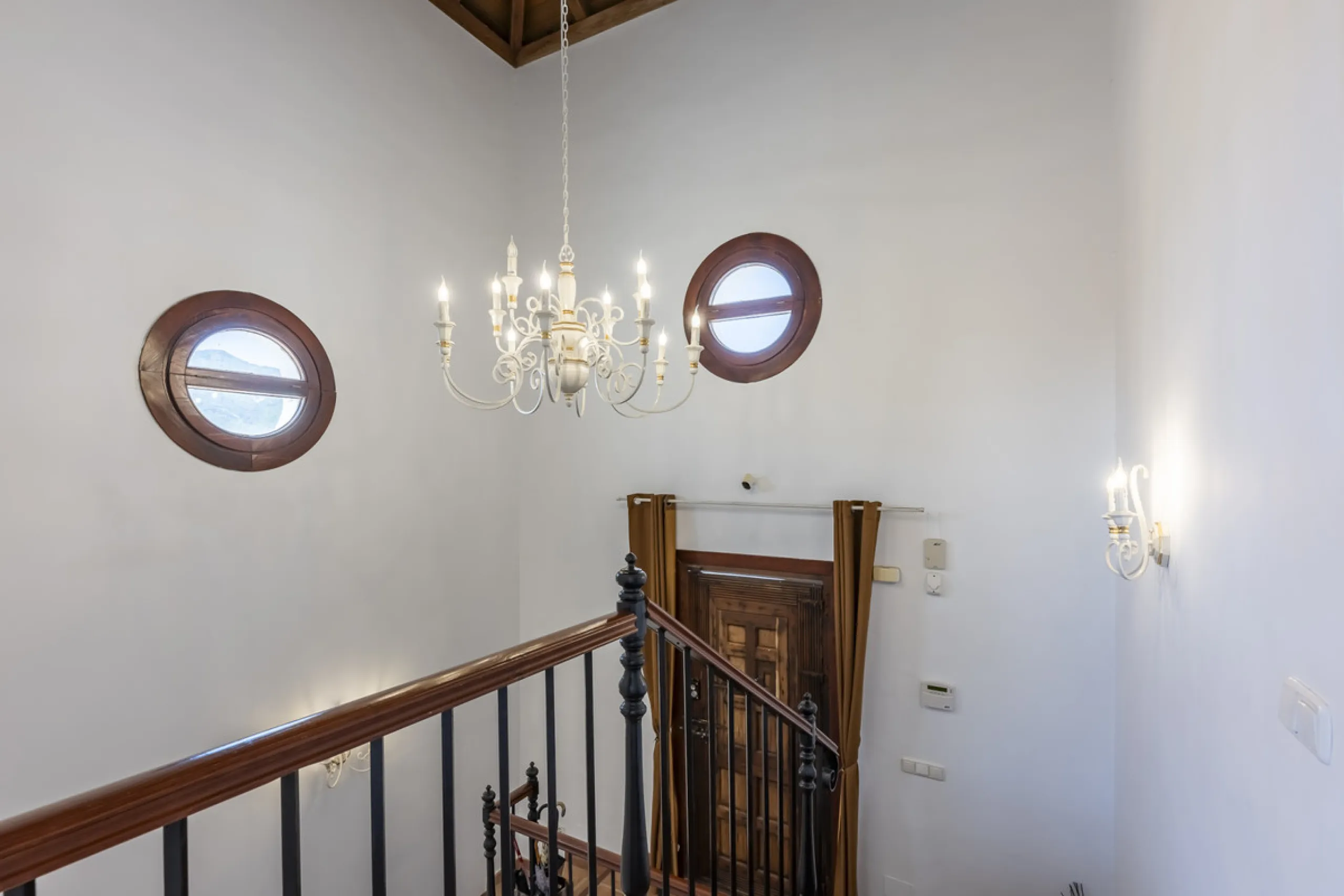 House - Townhouse в продаже в Benahavís, Málaga. В доме 4 спален и 4 ванных комнат. Площадь дома 227 м². Площадь участка 40 м²