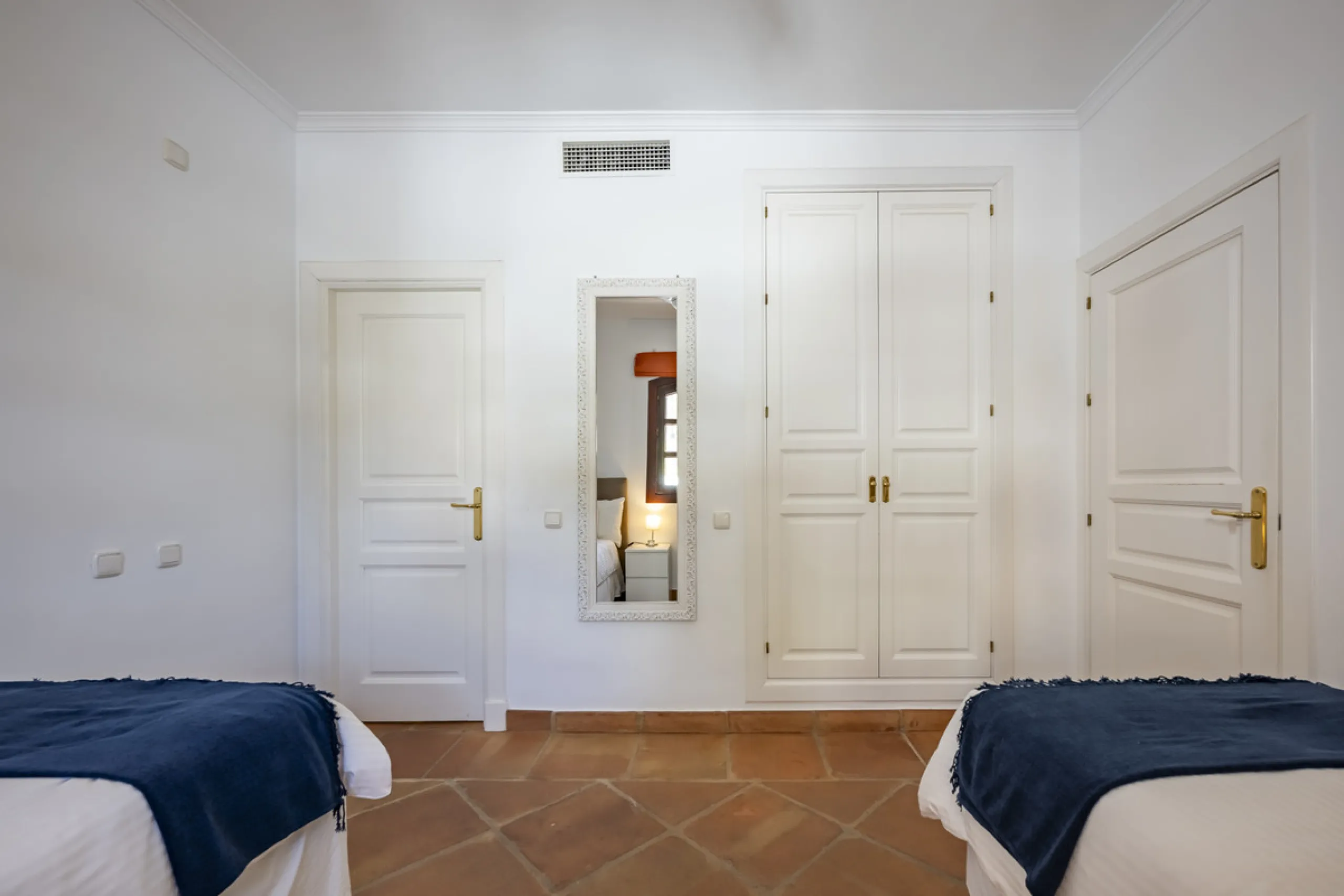 House - Townhouse в продаже в Benahavís, Málaga. В доме 4 спален и 4 ванных комнат. Площадь дома 227 м². Площадь участка 40 м²