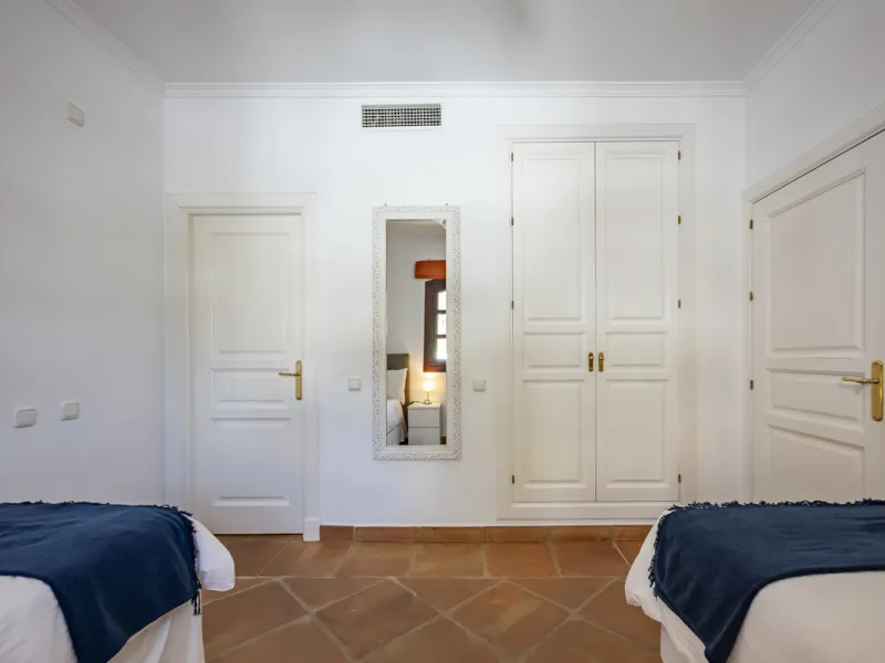 House - Townhouse в продаже в Benahavís, Málaga. В доме 4 спален и 4 ванных комнат. Площадь дома 227 м². Площадь участка 40 м²