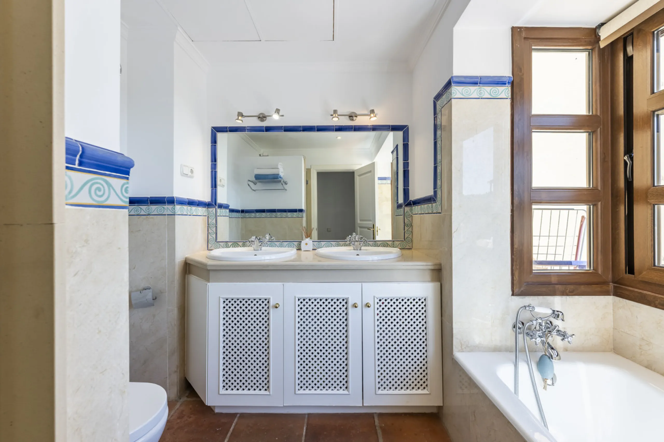 House - Townhouse в продаже в Benahavís, Málaga. В доме 4 спален и 4 ванных комнат. Площадь дома 227 м². Площадь участка 40 м²