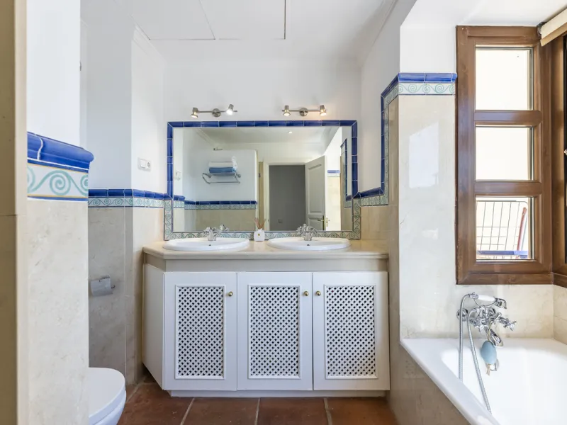 House - Townhouse в продаже в Benahavís, Málaga. В доме 4 спален и 4 ванных комнат. Площадь дома 227 м². Площадь участка 40 м²
