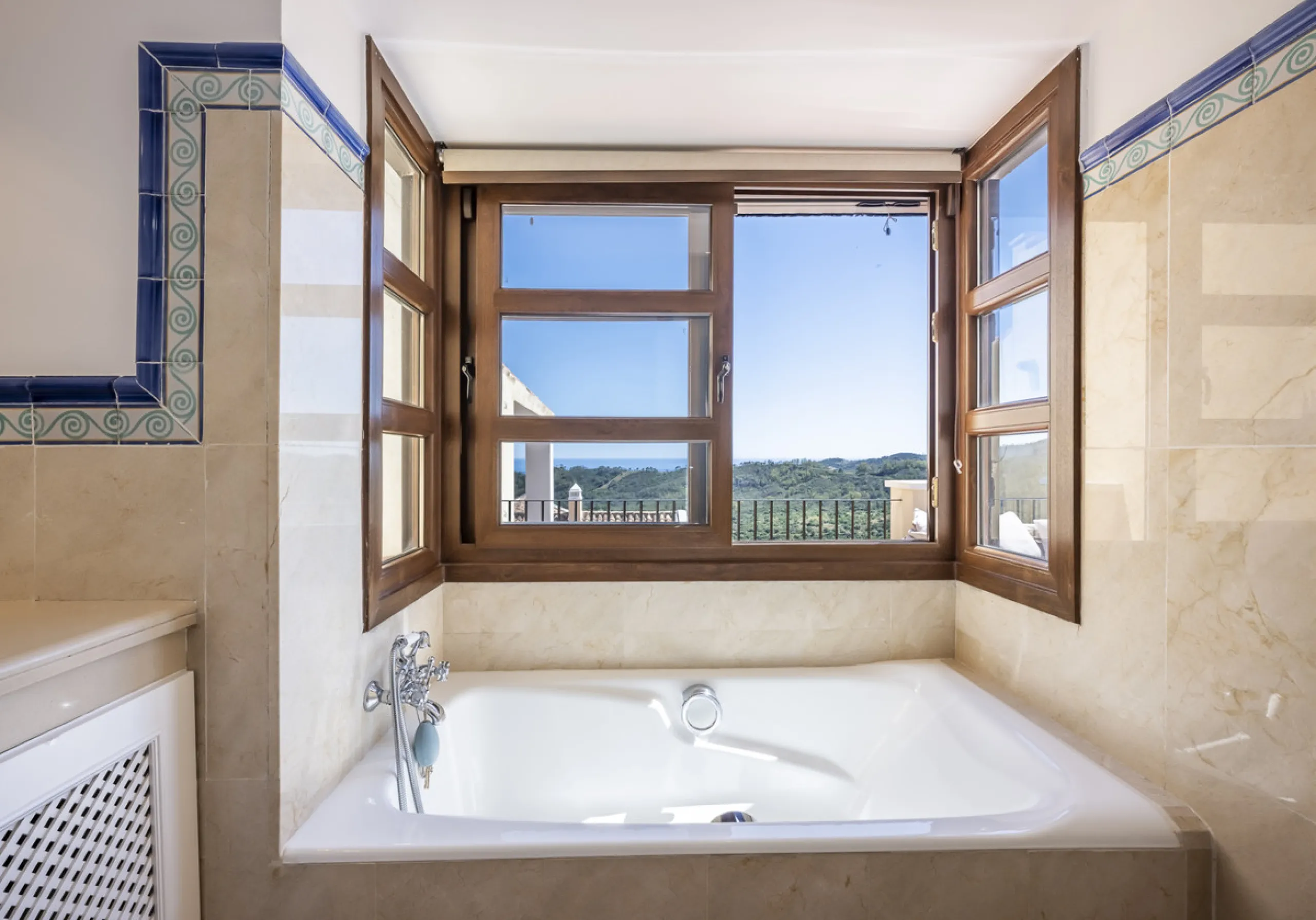 House - Townhouse в продаже в Benahavís, Málaga. В доме 4 спален и 4 ванных комнат. Площадь дома 227 м². Площадь участка 40 м²