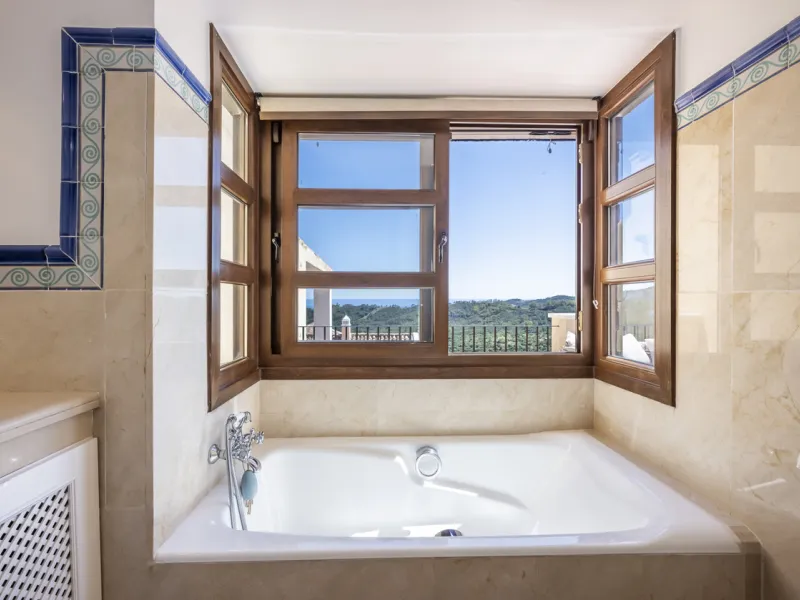 House - Townhouse в продаже в Benahavís, Málaga. В доме 4 спален и 4 ванных комнат. Площадь дома 227 м². Площадь участка 40 м²