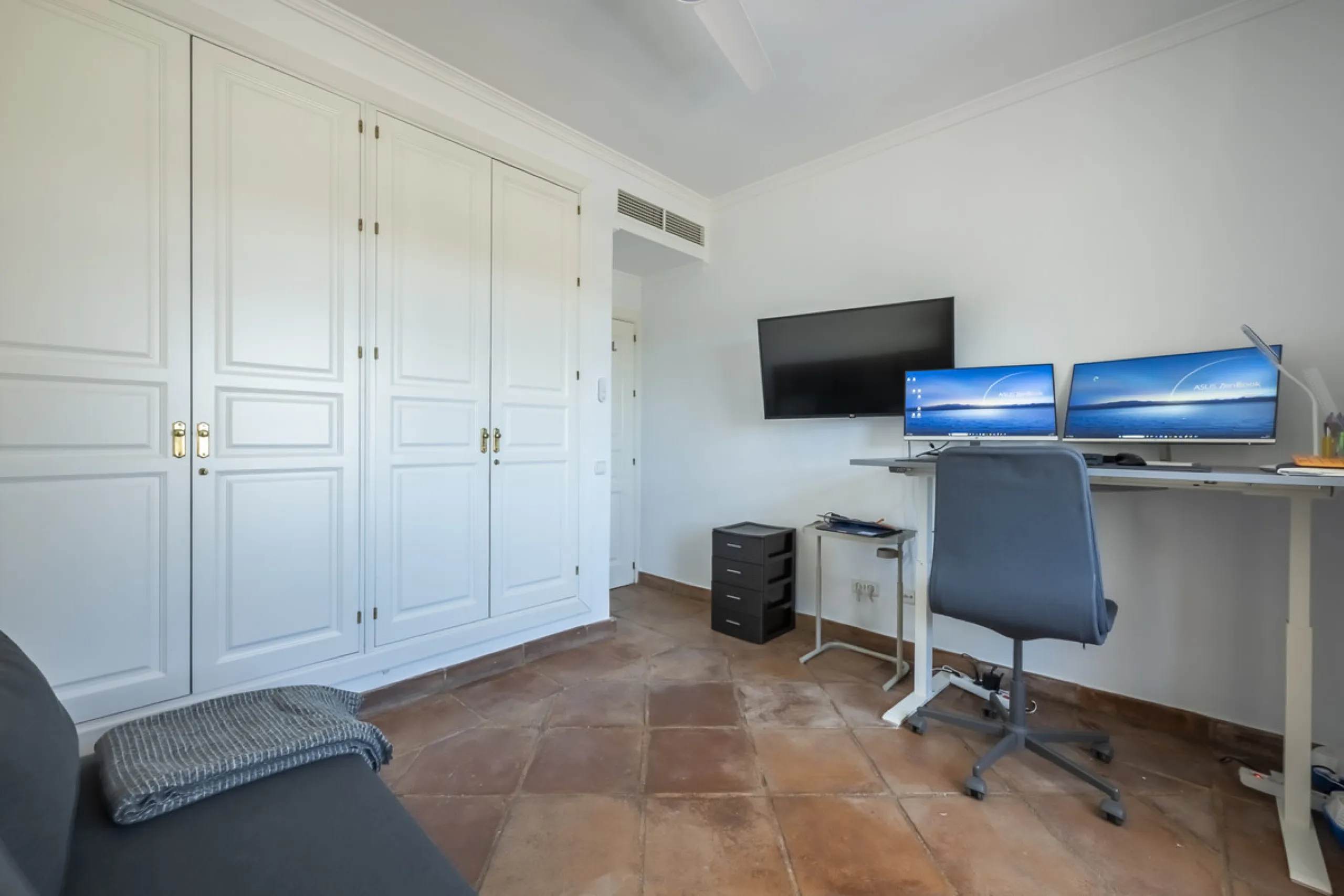 House - Townhouse в продаже в Benahavís, Málaga. В доме 4 спален и 4 ванных комнат. Площадь дома 227 м². Площадь участка 40 м²