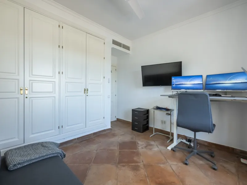 House - Townhouse в продаже в Benahavís, Málaga. В доме 4 спален и 4 ванных комнат. Площадь дома 227 м². Площадь участка 40 м²
