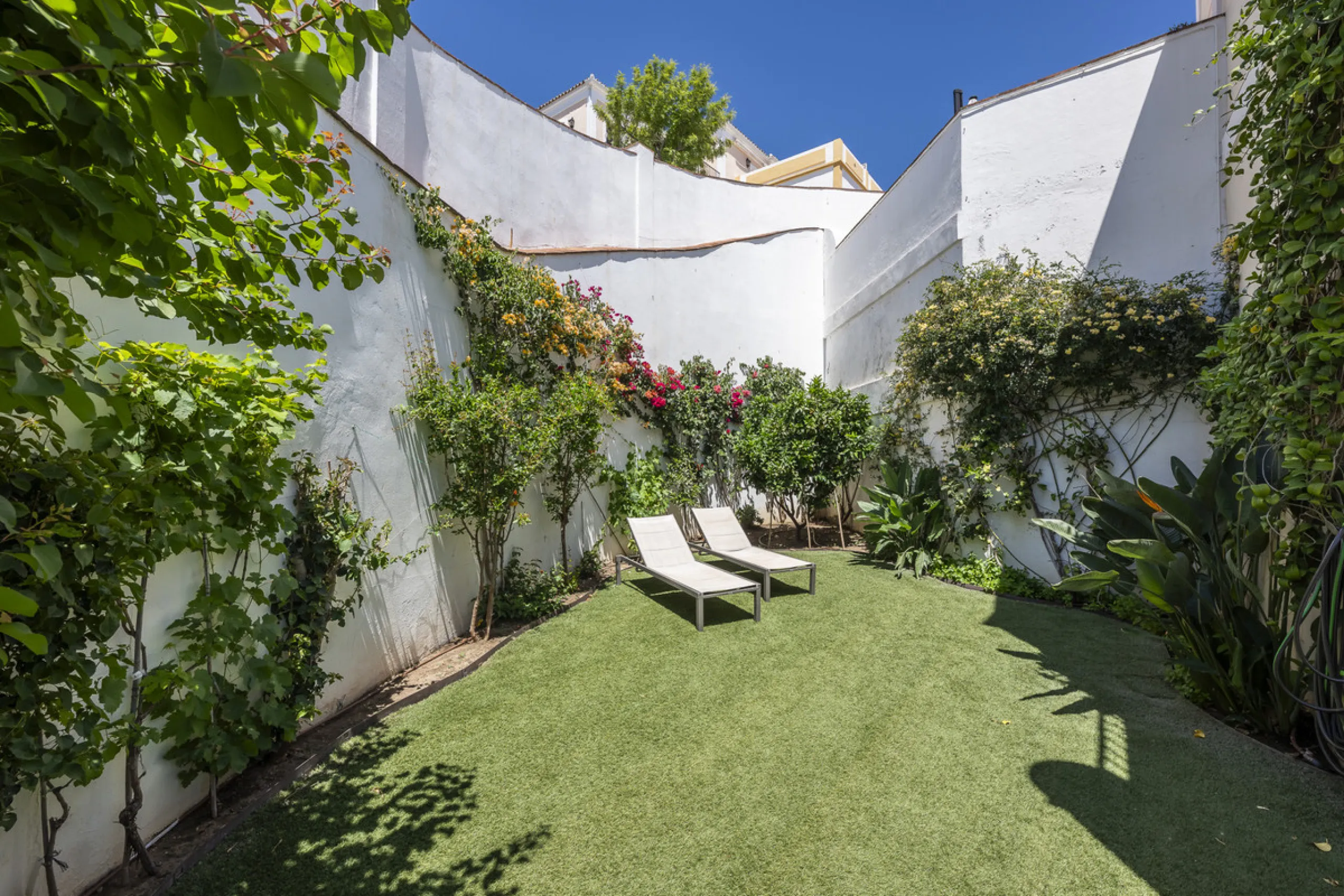 House - Townhouse в продаже в Benahavís, Málaga. В доме 4 спален и 4 ванных комнат. Площадь дома 227 м². Площадь участка 40 м²