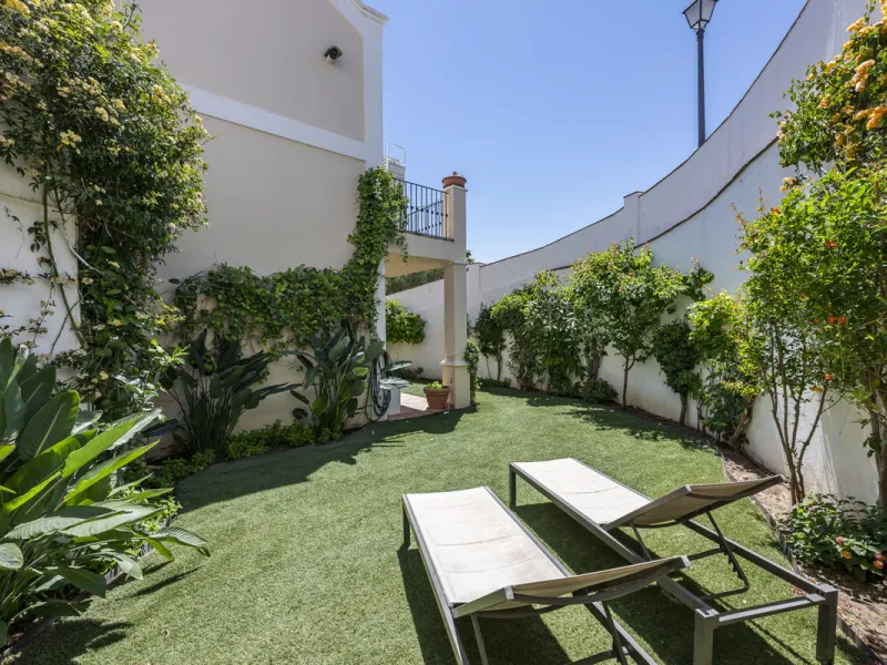 House - Townhouse в продаже в Benahavís, Málaga. В доме 4 спален и 4 ванных комнат. Площадь дома 227 м². Площадь участка 40 м²