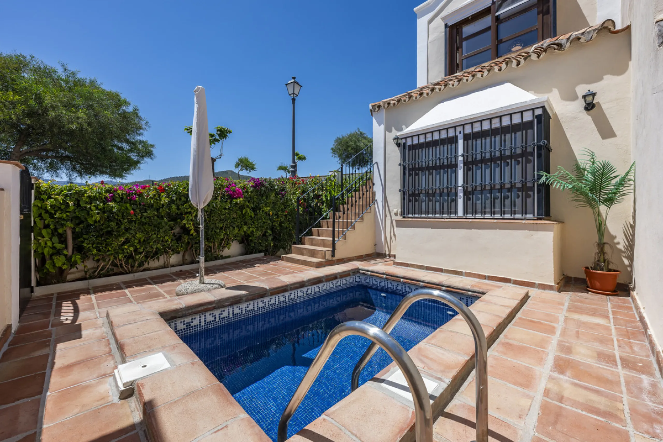 House - Townhouse в продаже в Benahavís, Málaga. В доме 4 спален и 4 ванных комнат. Площадь дома 227 м². Площадь участка 40 м²
