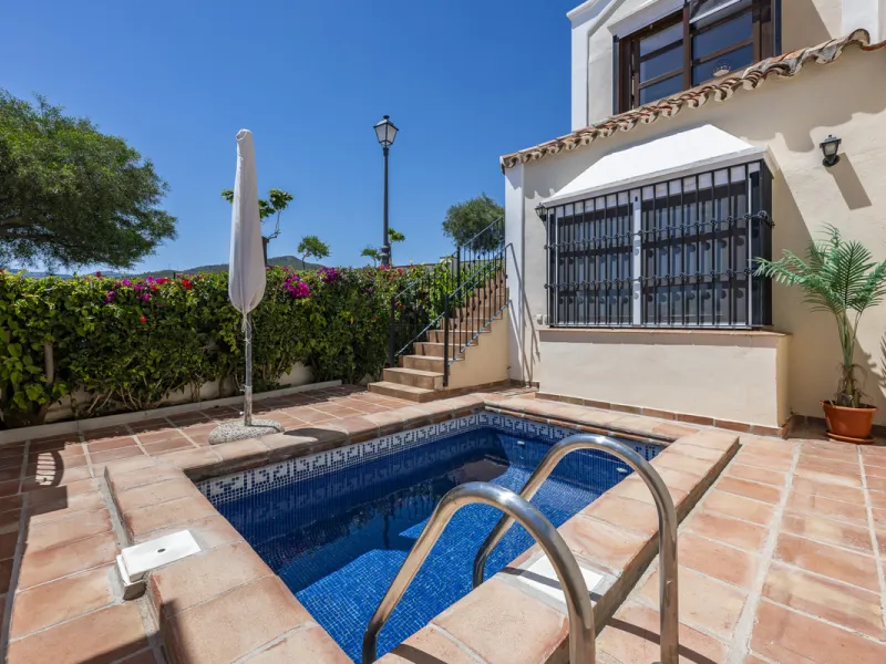 House - Townhouse в продаже в Benahavís, Málaga. В доме 4 спален и 4 ванных комнат. Площадь дома 227 м². Площадь участка 40 м²