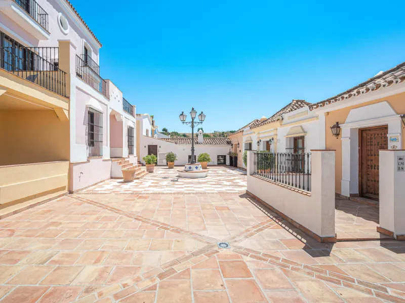 House - Townhouse в продаже в Benahavís, Málaga. В доме 4 спален и 4 ванных комнат. Площадь дома 227 м². Площадь участка 40 м²