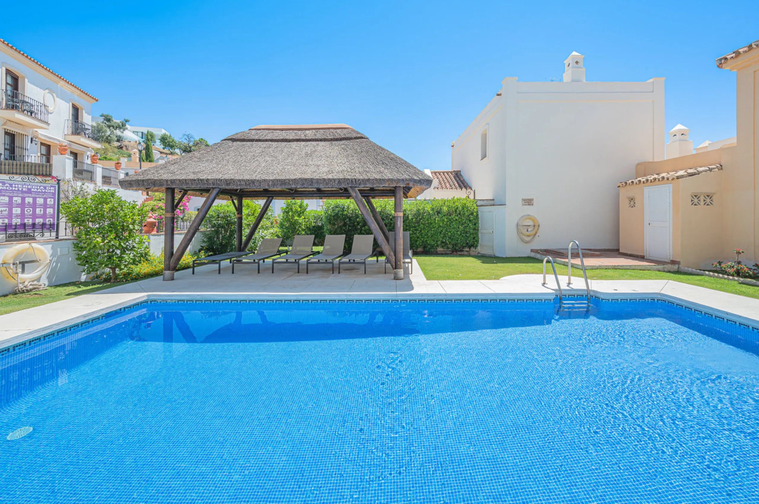 House - Townhouse в продаже в Benahavís, Málaga. В доме 4 спален и 4 ванных комнат. Площадь дома 227 м². Площадь участка 40 м²