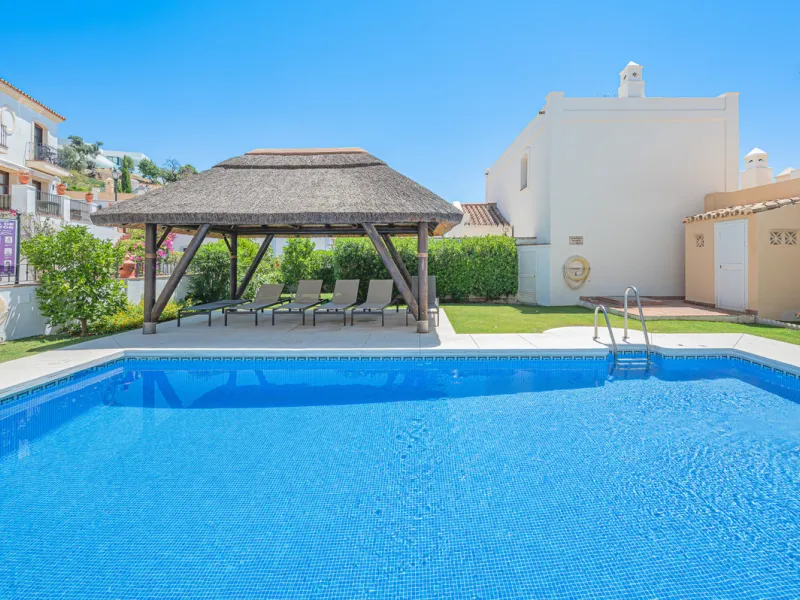 House - Townhouse в продаже в Benahavís, Málaga. В доме 4 спален и 4 ванных комнат. Площадь дома 227 м². Площадь участка 40 м²