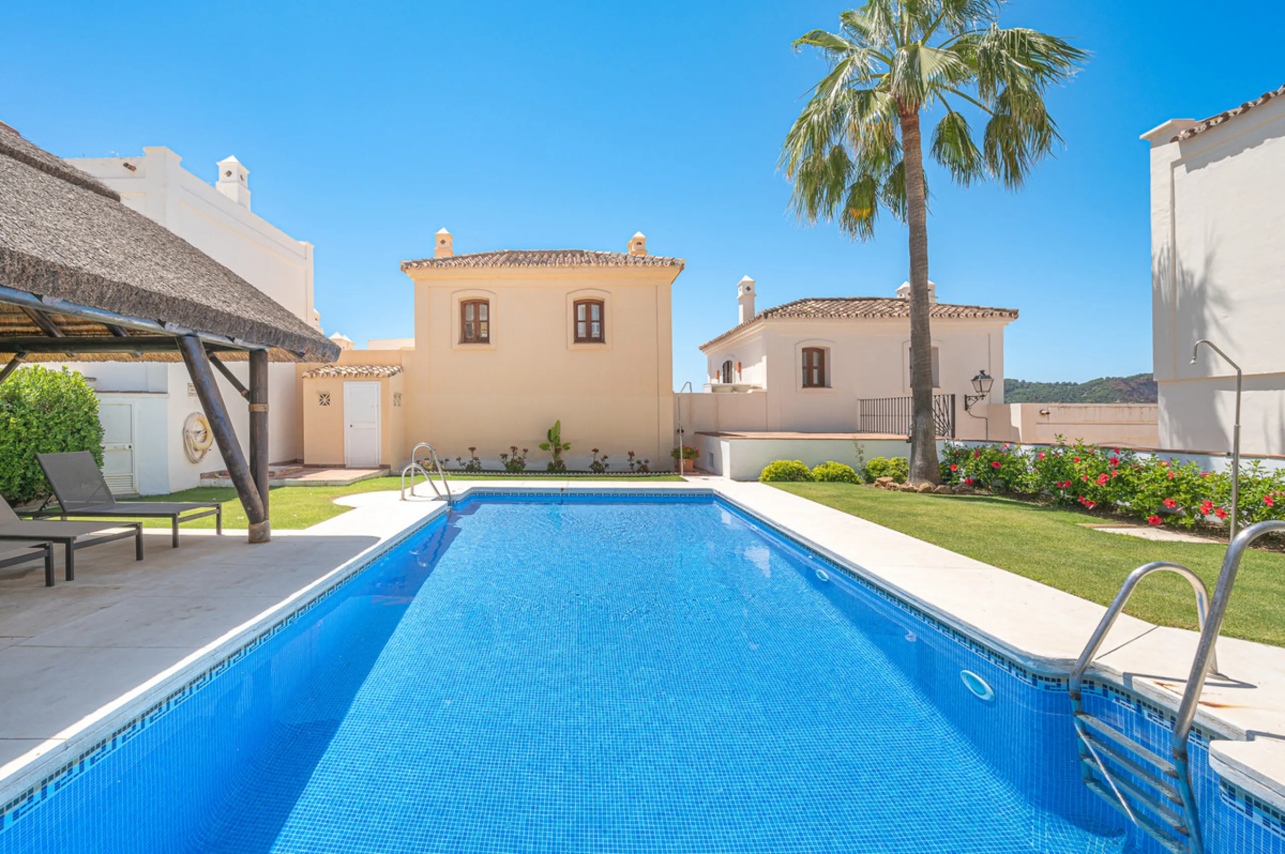 House - Townhouse в продаже в Benahavís, Málaga. В доме 4 спален и 4 ванных комнат. Площадь дома 227 м². Площадь участка 40 м²