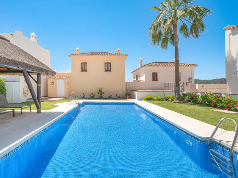 House - Townhouse в продаже в Benahavís, Málaga. В доме 4 спален и 4 ванных комнат. Площадь дома 227 м². Площадь участка 40 м²