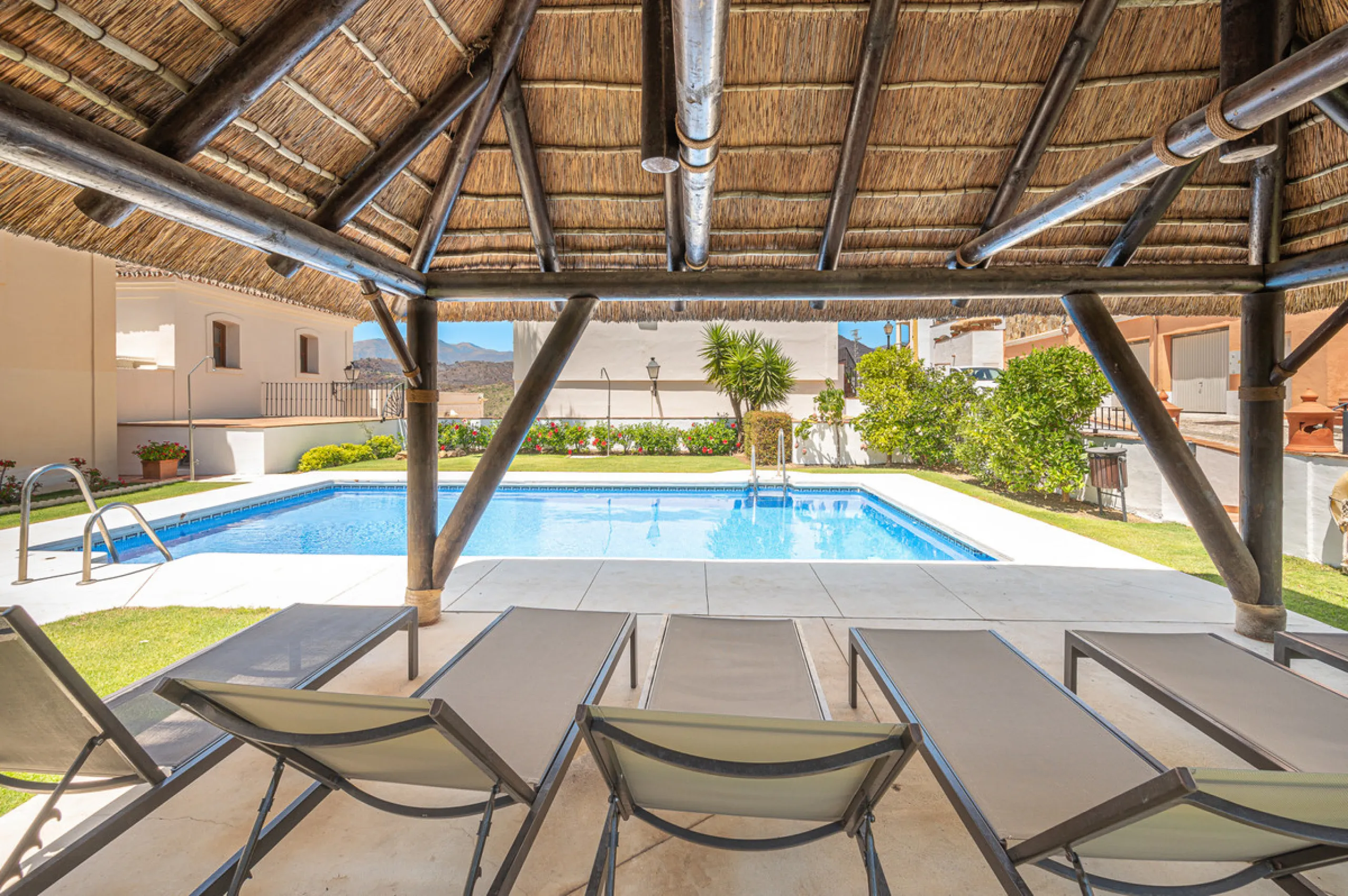 House - Townhouse в продаже в Benahavís, Málaga. В доме 4 спален и 4 ванных комнат. Площадь дома 227 м². Площадь участка 40 м²