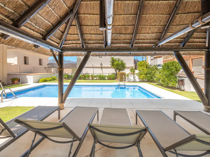 House - Townhouse в продаже в Benahavís, Málaga. В доме 4 спален и 4 ванных комнат. Площадь дома 227 м². Площадь участка 40 м²