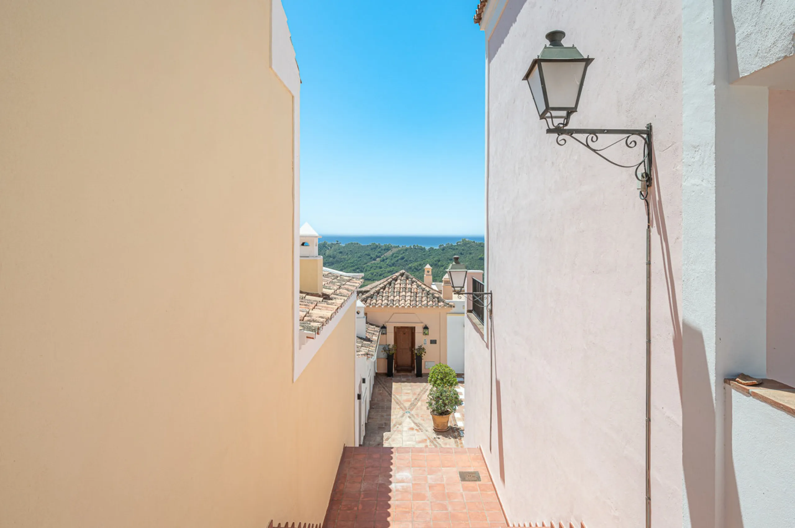 House - Townhouse в продаже в Benahavís, Málaga. В доме 4 спален и 4 ванных комнат. Площадь дома 227 м². Площадь участка 40 м²
