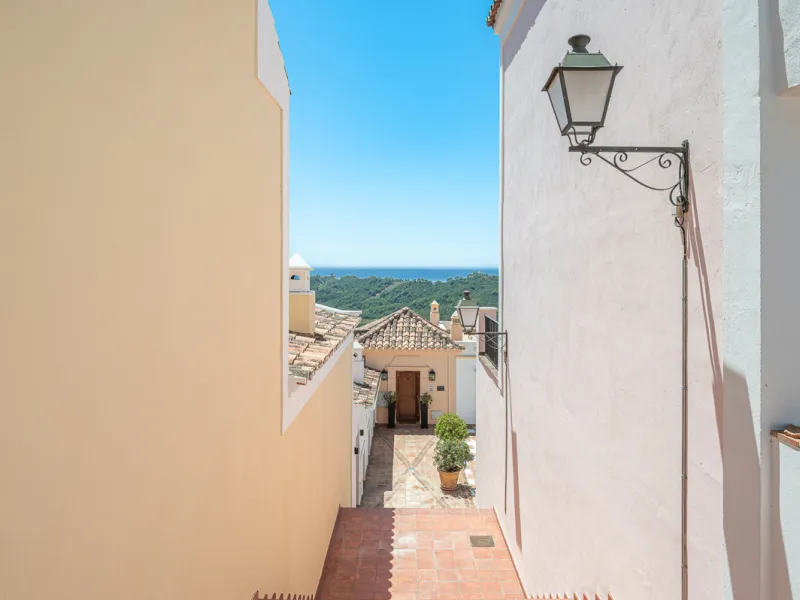 House - Townhouse в продаже в Benahavís, Málaga. В доме 4 спален и 4 ванных комнат. Площадь дома 227 м². Площадь участка 40 м²