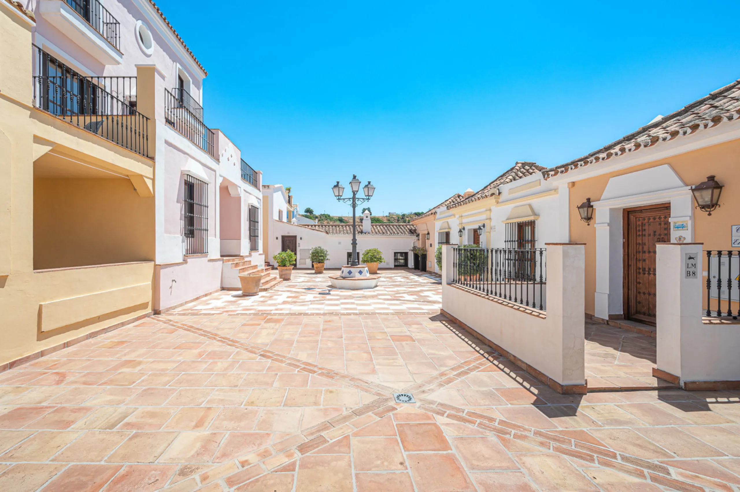 House - Townhouse в продаже в Benahavís, Málaga. В доме 4 спален и 4 ванных комнат. Площадь дома 227 м². Площадь участка 40 м²