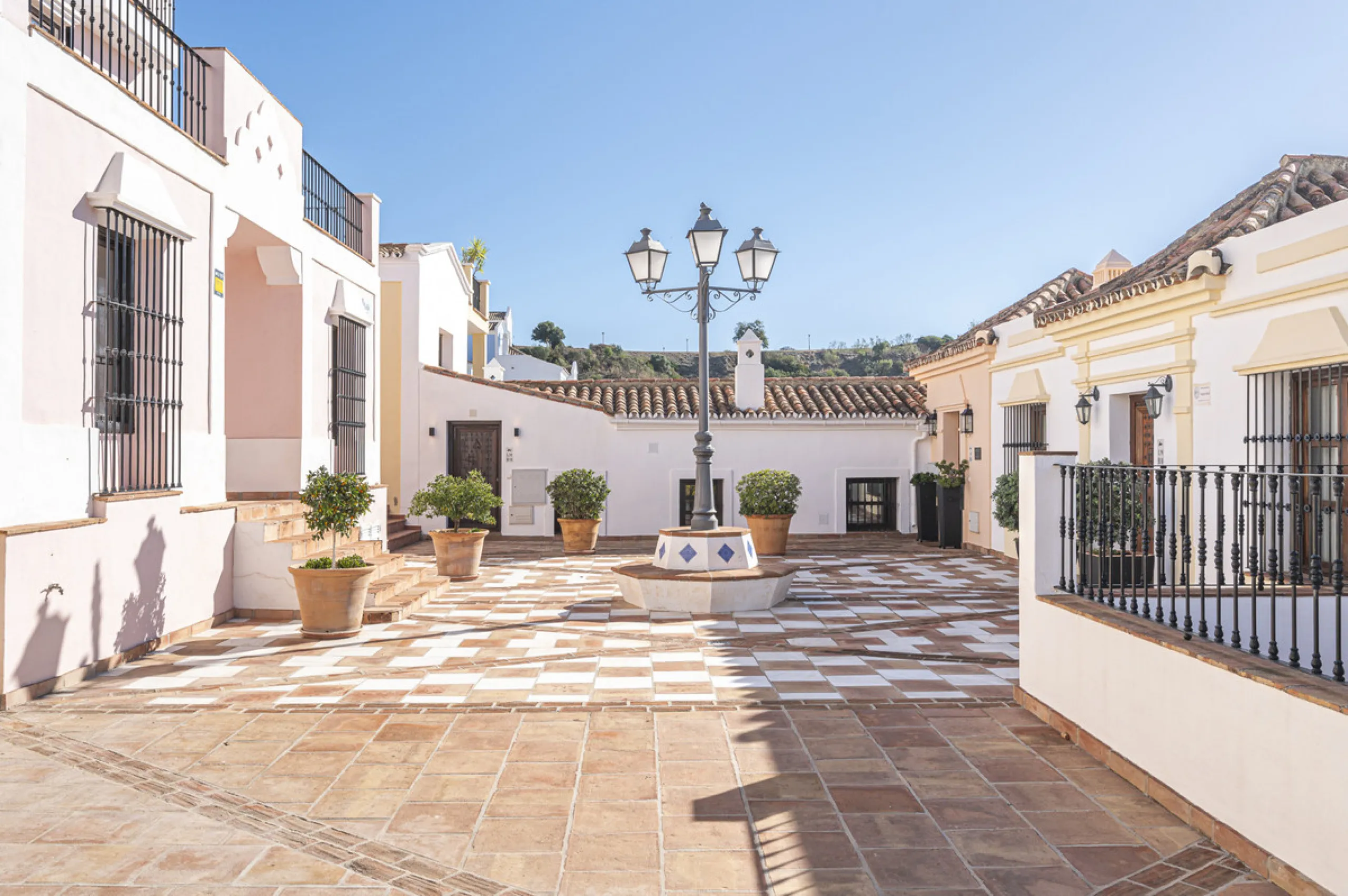 House - Townhouse в продаже в Benahavís, Málaga. В доме 4 спален и 4 ванных комнат. Площадь дома 227 м². Площадь участка 40 м²