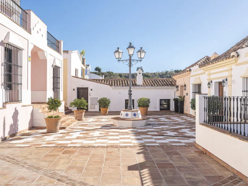 House - Townhouse в продаже в Benahavís, Málaga. В доме 4 спален и 4 ванных комнат. Площадь дома 227 м². Площадь участка 40 м²