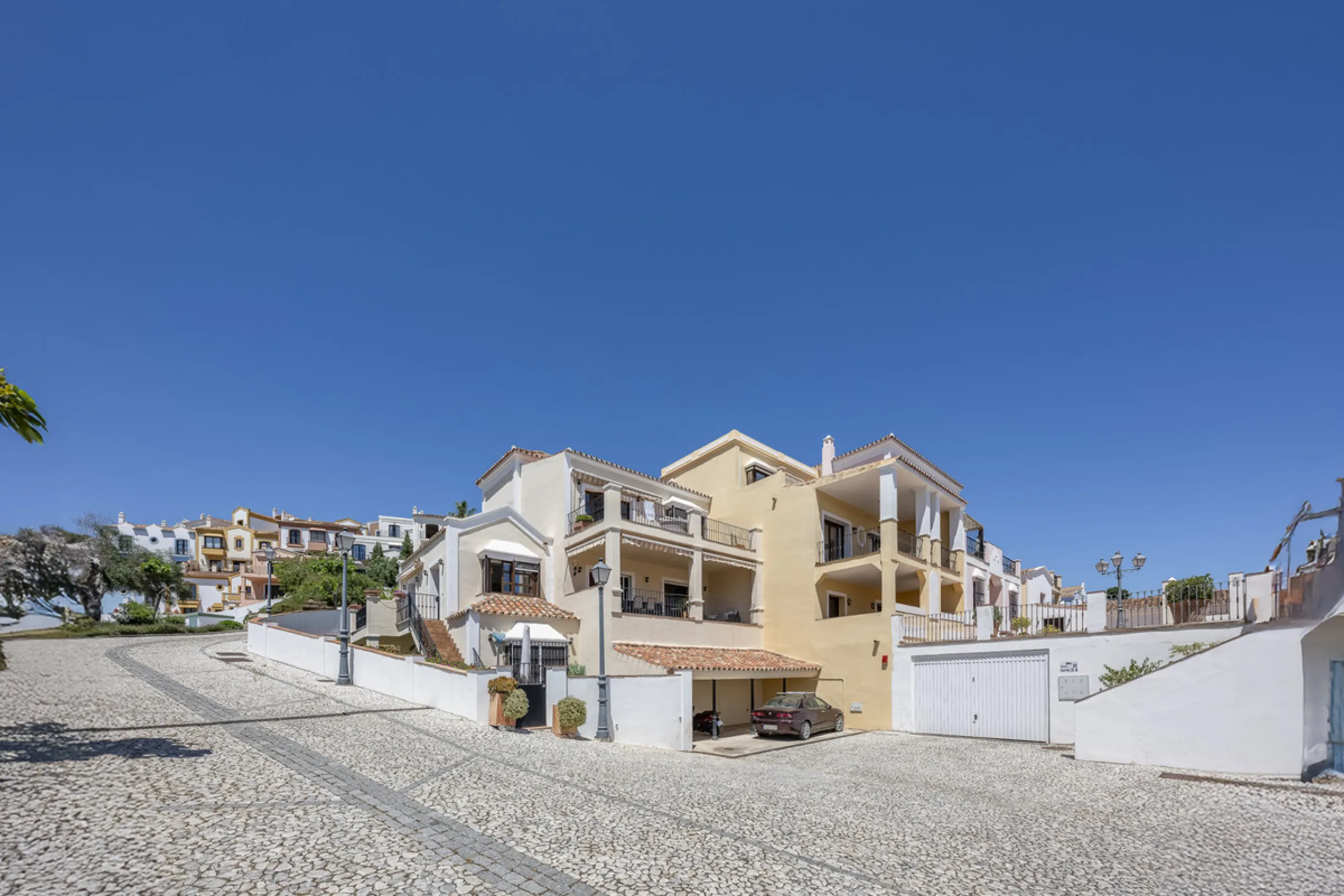House - Townhouse в продаже в Benahavís, Málaga. В доме 4 спален и 4 ванных комнат. Площадь дома 227 м². Площадь участка 40 м²