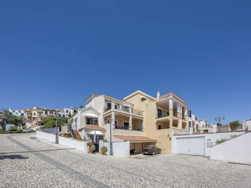 House - Townhouse в продаже в Benahavís, Málaga. В доме 4 спален и 4 ванных комнат. Площадь дома 227 м². Площадь участка 40 м²