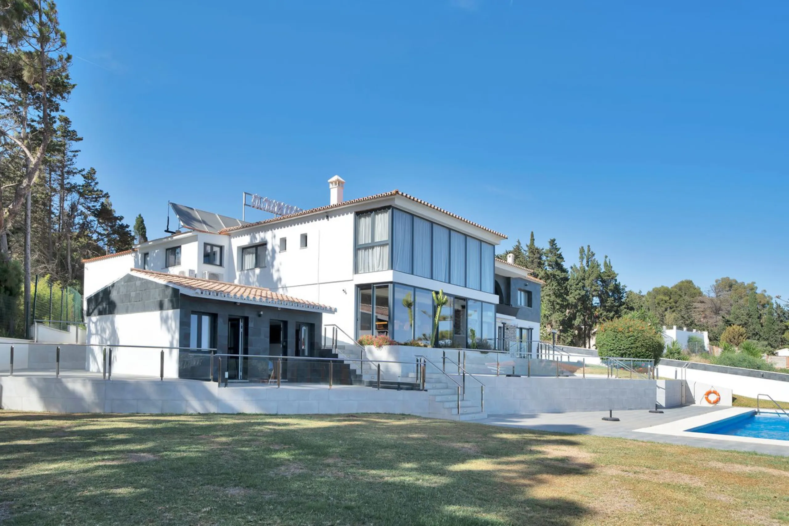 We are thrilled to present a remarkable investment opportunity: a magnificent villa converted into a boutique hotel with tourist licence, just 50 meters from the beach. This property features 16 soundproofed, en-suite rooms, all fully equipped and recentl