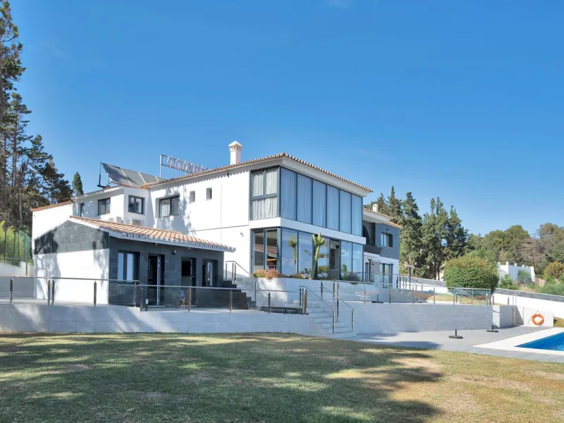 We are thrilled to present a remarkable investment opportunity: a magnificent villa converted into a boutique hotel with tourist licence, just 50 meters from the beach. This property features 16 soundproofed, en-suite rooms, all fully equipped and recentl
