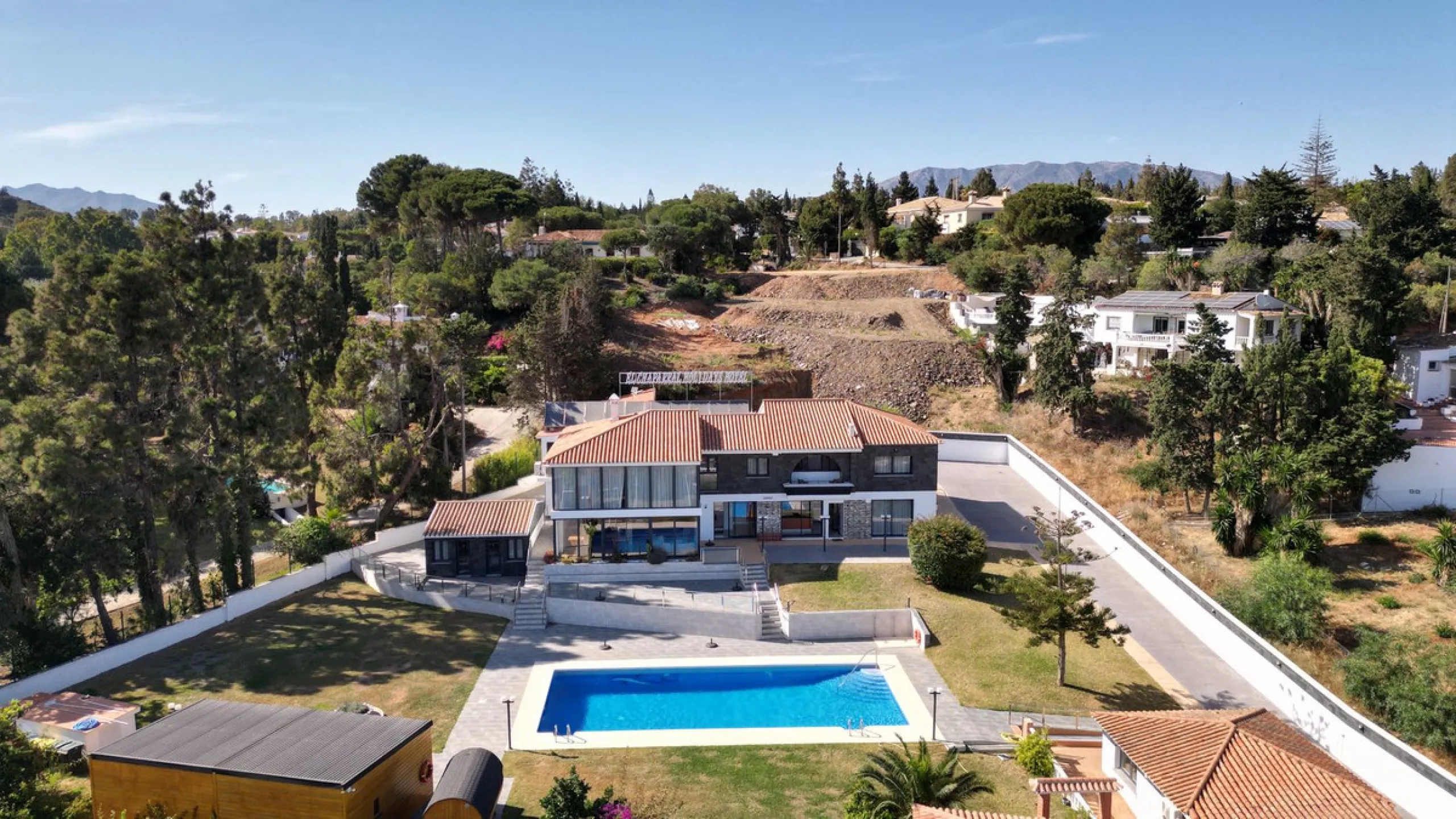 We are thrilled to present a remarkable investment opportunity: a magnificent villa converted into a boutique hotel with tourist licence, just 50 meters from the beach. This property features 16 soundproofed, en-suite rooms, all fully equipped and recentl