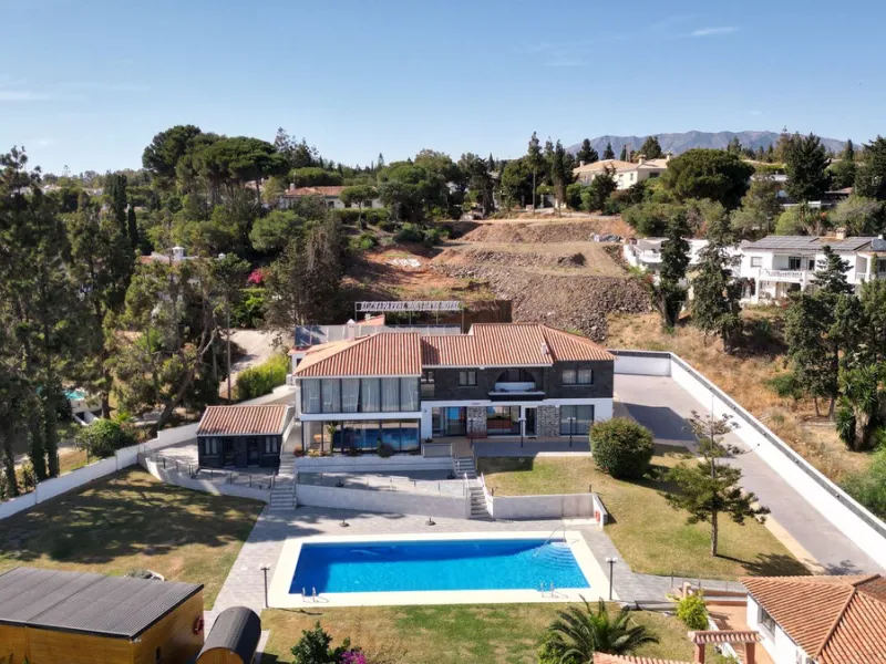 We are thrilled to present a remarkable investment opportunity: a magnificent villa converted into a boutique hotel with tourist licence, just 50 meters from the beach. This property features 16 soundproofed, en-suite rooms, all fully equipped and recentl
